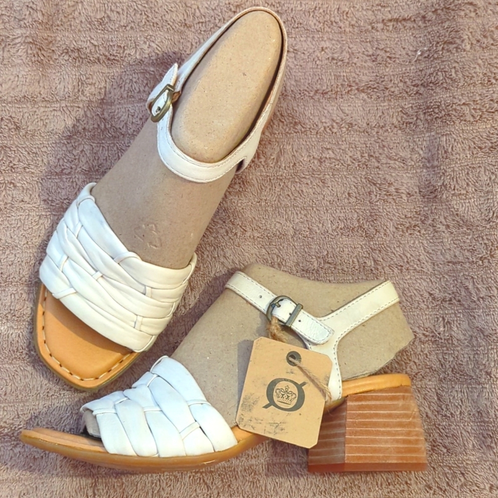 BORN NWT  Sandals Off White Leather 6M